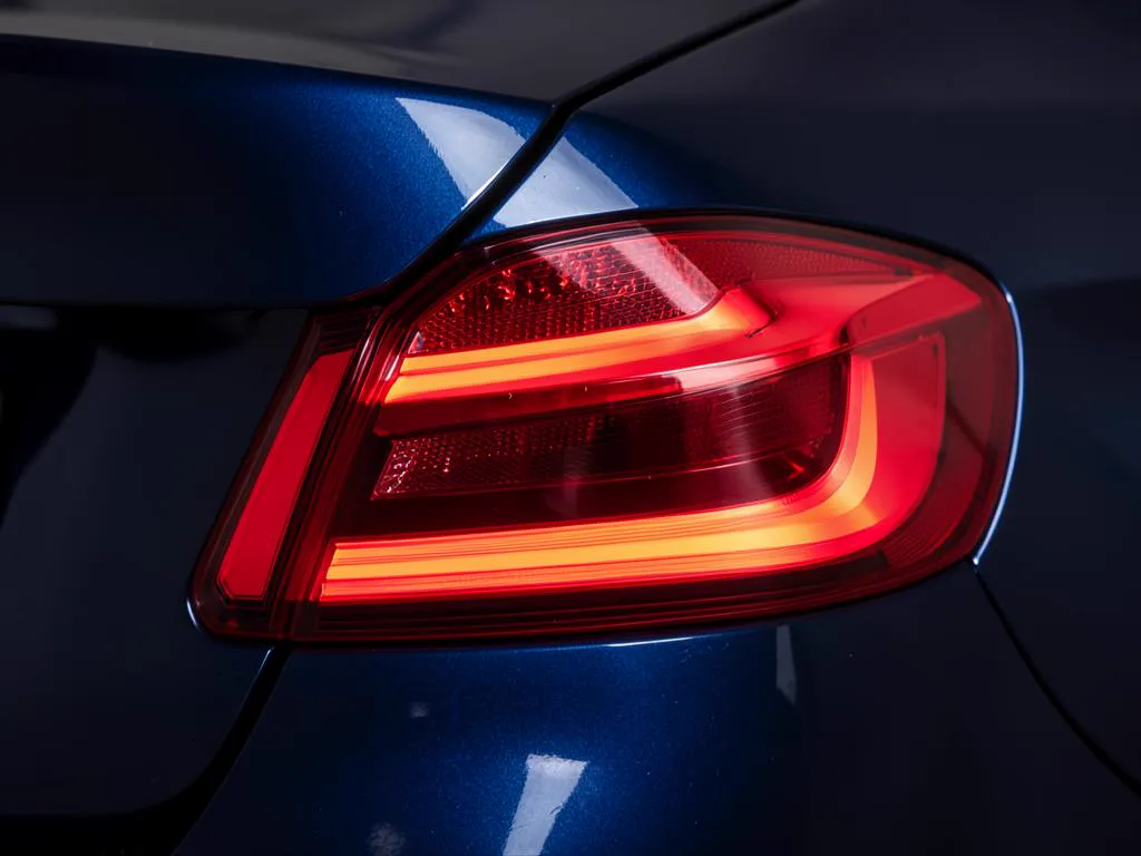 Fanale posteriore BMW Serie 3 oscurato con pellicola fumé scura — prima